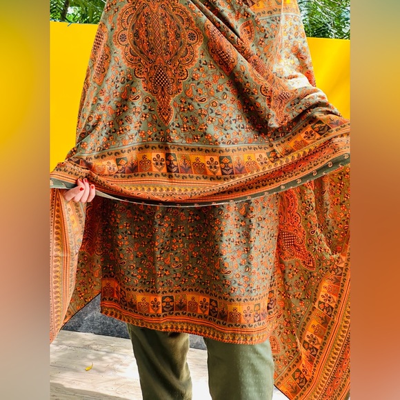 Designer stitched Kashmiri suit with stunning dupatta,size L,its new like - Picture 3 of 9